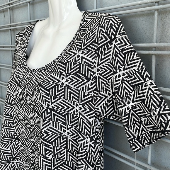 LulaRoe Geometric Printed Perfect T High Low Top-#0350 - Picture 3 of 12